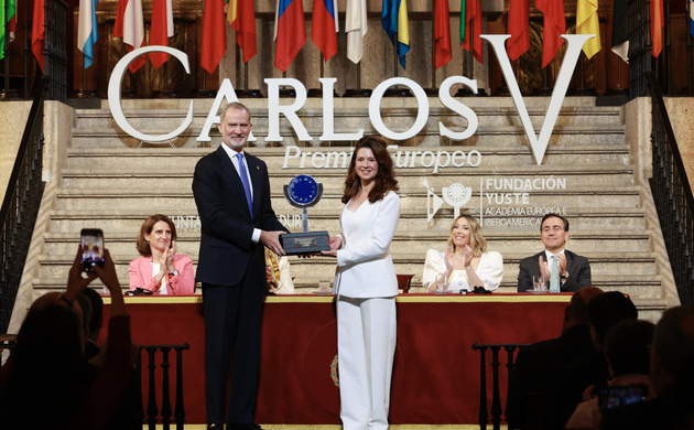 El Rey hace entrega del galardón a la presidenta del Comité Europeo de las Regiones