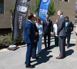 Su Majestad el Rey, a su llegada al Auditorio y Centro de Congresos Víctor Villegas de Murcia conversa con las autoridades que le recibieron