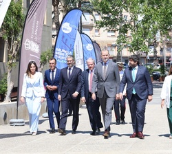 Su Majestad el Rey acompañado de las autoridades que le recibieron se dirigen  al Auditorio y Centro de Congresos Víctor Villegas