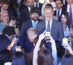 Don Felipe accede al auditorio para asistir al acto de proclamación del Premio Princesa de Girona “Investigación 2026”