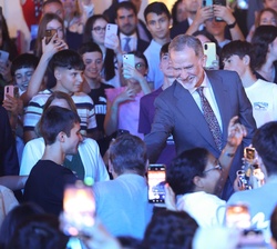 Don Felipe recibe el saludo y cariño de los alumnos presentes en el acto