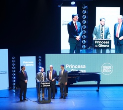 Rafael Luque subió al escenario tras ser galardonado con el Premio Princesa de Girona "Investigación 2026"