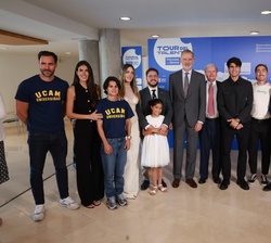 Don Felipe junto a destacados participantes en la quinta etapa del Tour del Talento