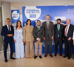 Su Majestad el Rey con Rafael Luque Ramírez junto a autoridades que han asistido a la quinta etapa del Tour del Talento