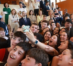 Los jóvenes presentes en la quinta etapa del Tour del Talento, aprovechan para fotografiarse con Su Majestad del Rey a su salida del acto