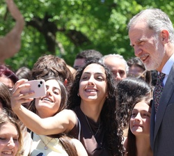 Su Majestad el Rey junto a jóvenes que se hacen un selfi para recordar su visita