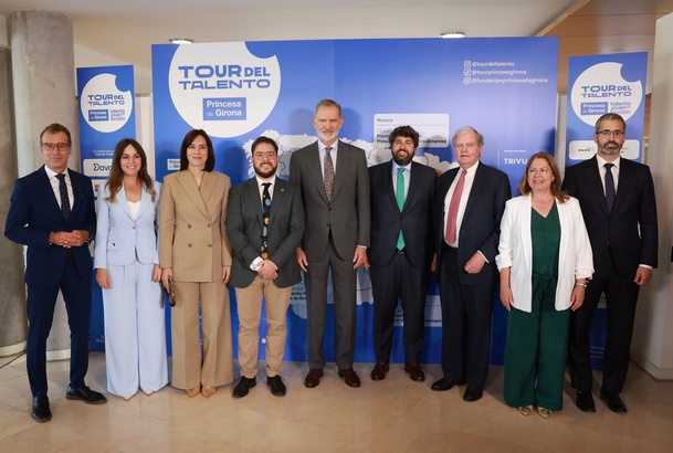 Su Majestad el Rey con Rafael Luque Ramírez junto a autoridades que han asistido a la quinta etapa del Tour del Talento