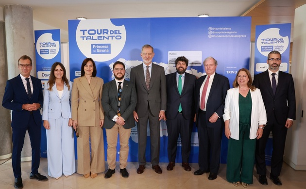 Su Majestad el Rey con Rafael Luque Ramírez junto a autoridades que han asistido a la quinta etapa del Tour del Talento