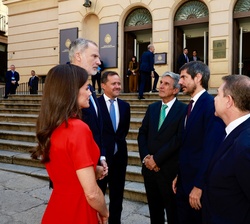Su Majestad el Rey y Su Majestad la Reina recibidos por las autoridades a su llegada al Teatro de Rojas de Toledo