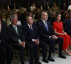Sus Majestades los Reyes al inicio del acto de entrega de las Medallas de Oro al Mérito en las Bellas Artes 2024