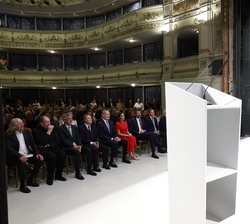 Sus Majestades los Reyes al inicio del acto de entrega de las Medallas de Oro al Mérito en las Bellas Artes 2024