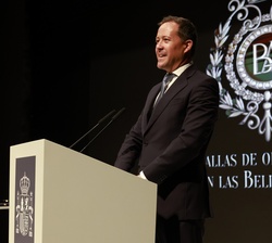 El alcalde de Toledo, Carlos Velázquez, durante su intervención en el Teatro de Rojas
