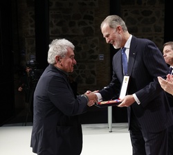 José Irazu "Bernardo Atxaga" recibe la Medalla de Oro al Mérito en las Bellas Artes 2024