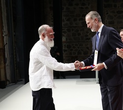 Joan Escrivá Torres, fundador de la Revista Camacuc,  recoge la Medalla de Oro al Mérito en las Bellas Artes 2024