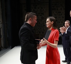 Alen Ayerdi, representante de Roberto Iniesta "Robe Iniesta", recoge la Medalla de Oro al Mérito en las Bellas Artes 2024 a título póstumo