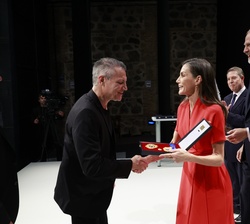 Uno de los componentes de "Los Planetas" recibe la Medalla de Oro al Mérito en las Bellas Artes 2024