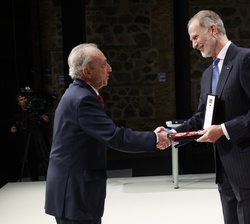 Carlos Chausson recibe la Medalla de Oro al Mérito en las Bellas Artes 2024