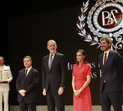 Sus Majestades los Reyes, acompañados por el presidente de Castilla-La Mancha y el ministro de Cultura, en la entrega de las Medallas de Oro al Mérito
