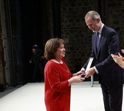 María Fernanda Heras, hermana de Luis Guillermo Heras Toledo, recoge la Medalla de Oro al Mérito en las Bellas Artes 2024 a título póstumo