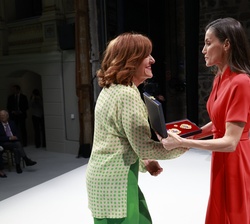 Elvira Lindo recibe la Medalla de Oro al Mérito en las Bellas Artes 2024