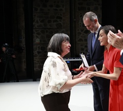 Cristina Laborda, presidenta del Colectivo Llámalo H, recoge la Medalla de Oro al Mérito en las Bellas Artes 2024