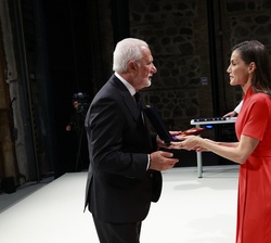 José Emilio Navarro "Berry" recibe la Medalla de Oro al Mérito en las Bellas Artes 2024