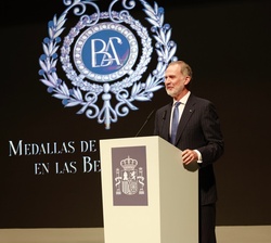Su Majestad el Rey dirige unas palabras al término del acto de entrega de las Medallas de Oro al Mérito en las Bellas Artes 2024