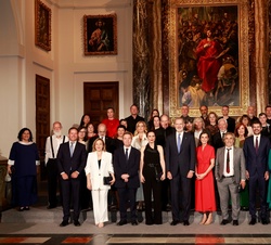 Fotografía de grupo de Sus Majestades los Reyes con los galardonados y autoridades asistentes en la Catedral de Toledo