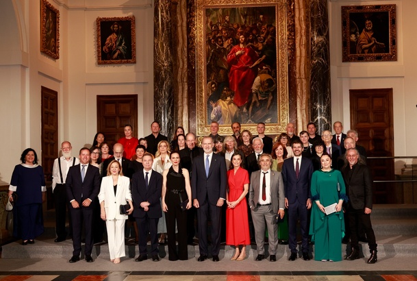 Fotografía de grupo de Sus Majestades los Reyes con los galardonados y autoridades asistentes en la Catedral de Toledo