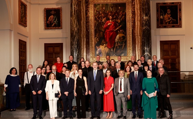 Fotografía de grupo de Sus Majestades los Reyes con los galardonados y autoridades asistentes en la Catedral de Toledo