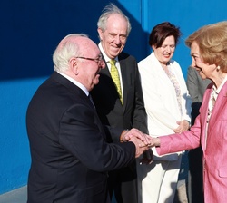 Su Majestad la Reina Doña Sofía recibe el saludo de las autoridades a su llegada al Banco de Alimentos de Castellón