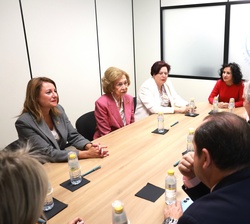 La Reina Sofía en la reunión de trabajo con motivo de la inauguración del “Carro Solidario”