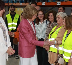 Su Majestad la Reina saluda a los voluntarios del Banco de Alimentos