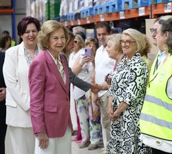 Doña Sofía con los voluntarios del Banco de Alimentos