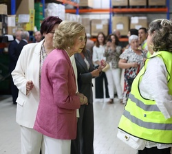 Encuentro de Su Majestad la Reina con colaboradores de la entidad solidaria