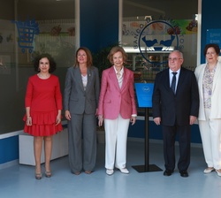Su Majestad la Reina ante la placa conmemorativa del economato “Carro Solidario”