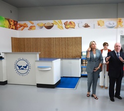 Su Majestad la Reina Doña Sofía visita las instalaciones del nuevo economato solidario