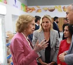 Su Majestad la Reina conversa con responsables del proyecto “Carro Solidario”