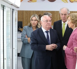 Doña Sofía visita las instalaciones del nuevo economato solidario