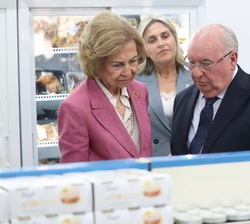 Su Majestad la Reina se interesa por la actividad diaria del Banco de Alimentos de Castellón