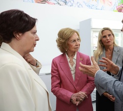 Su Majestad la Reina durante el recorrido por las instalaciones del Banco de Alimentos