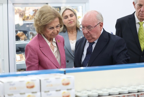 Su Majestad la Reina se interesa por la actividad diaria del Banco de Alimentos de Castellón