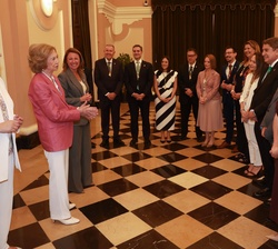 Su Majestad la Reina Doña Sofía con los miembros de la corporación municipal en el Salón de Plenos