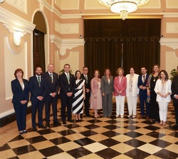 Doña Sofía con los miembros de la corporación municipal
