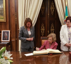 Momento de la firma de Su Majestad la Reina Doña Sofía en el libro de honor