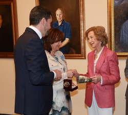 Entrega de un obsequio institucional a Su Majestad la Reina Doña Sofía