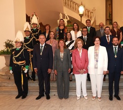 Fotografía de grupo de Su Majestad la Reina Doña Sofía con la corporación municipal