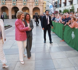Doña Sofía recibe el cariño de los castellonenses a su Llegada al Ayuntamiento de Castellón de la Plana