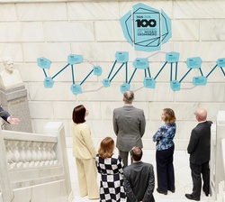 Su Majestad el Rey a su llegada al Instituto Geológico y Minero de España