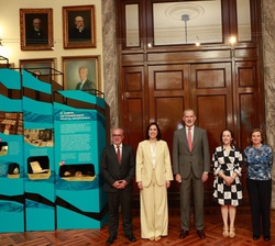 El Rey junto a la presidenta del CSIC, Eloísa del Pino, y autoridades